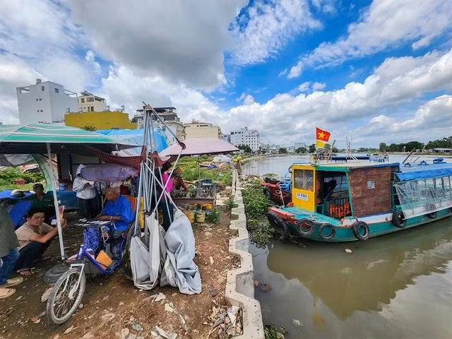 Bến đò Miếu Nổi chỉ là mô đất sát sông Vàm Thuật