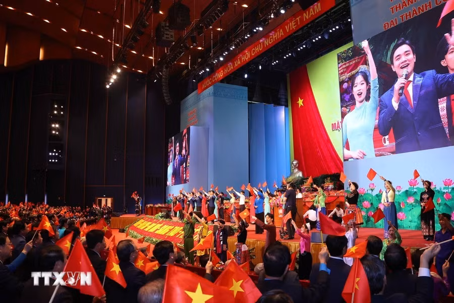 Chương trình biểu diễn nghệ thuật chào mừng tại phiên khai mạc Đại hội X Mặt trận Tổ quốc Việt Nam. (Ảnh: TTXVN)