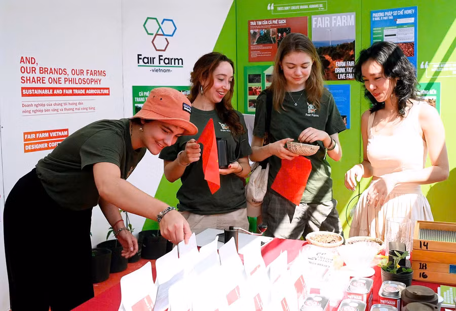 chi-jo-linn-ryner-thu-2-ben-phai-qua-tp-stockholm-thuy-dien-cung-ban-be-tim-hieu-ve-ca-phe-chat-luong-cao-tai-su-kien-gia-lai-coffee-festival-2025-anh-duc-thuy.jpg