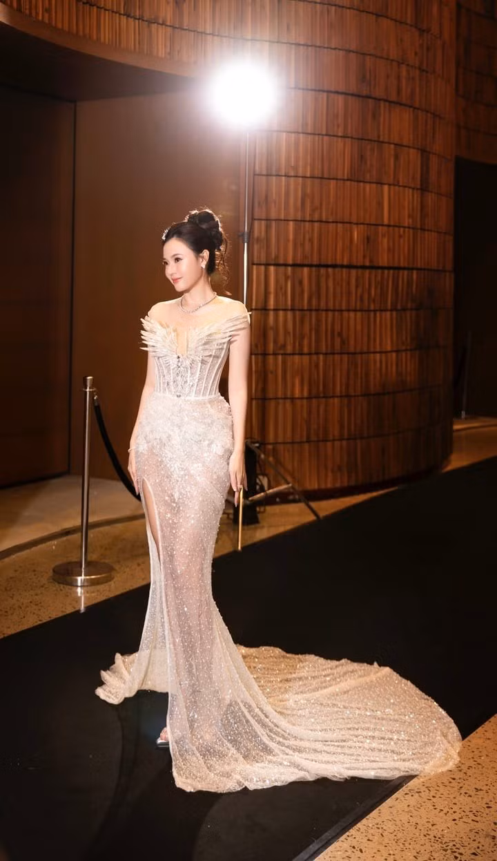 Sự xuất hiện ngầm phủ nhận tin đồn mang thai. Trước đó, cộng đồng mạng nhiều lần xôn xao khi Midu liên tục bị bắt gặp mặc đồ rộng, che kín vóc dáng trong đời thường. Từ sau khi kết hôn, Midu lựa chọn cuộc sống kín tiếng, ít chia sẻ đời tư. Cô dành thời gian vun vén cho gia đình và chỉ tham gia một vài sự kiện giải trí nổi bật.