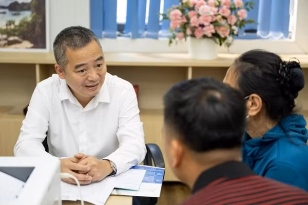 PGS.TS Nguyễn Lân Hiếu trao đổi với bệnh nhân.