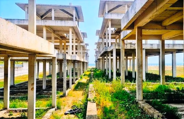 Những dãy khung bê tông cốt thép của dự án khu du lịch Trung Kỳ - Viêm Đông