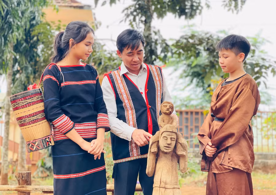 thay-tuong-cung-gia-lang-chon-nhung-buc-tuong-go-dan-gian-y-nghia-phu-hop-voi-khong-gian-truong-hoc-anh-td.jpg