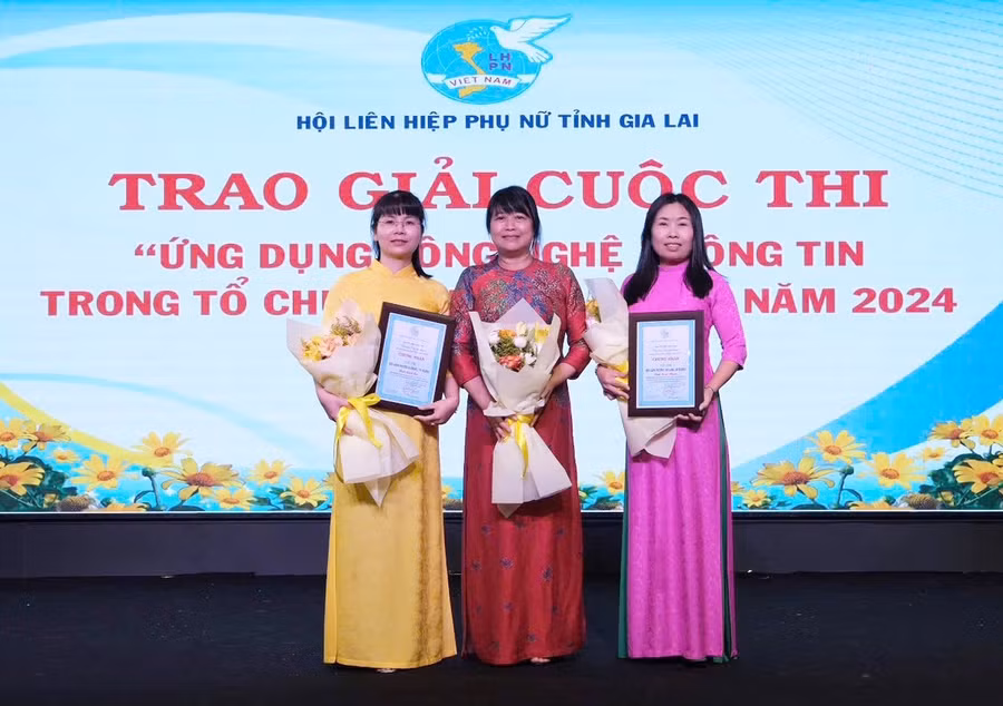 chu-tich-hoi-lhpn-tppleiku-le-thi-hong-van-giua-luon-dong-hanh-cung-co-so-trong-an-hoi-phu-nu-phuong-chi-lang-tp-pleiku-gianh-giai-nhat-cuoc-thi-ve-ung-dung-cong-7999.jpg
