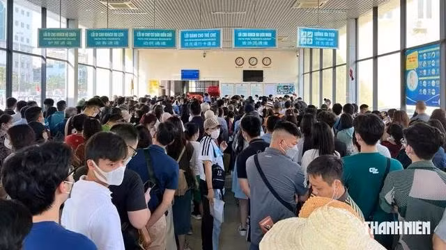Du khách Việt Nam chờ ở cửa khẩu Móng Cái để du lịch Trung Quốc
