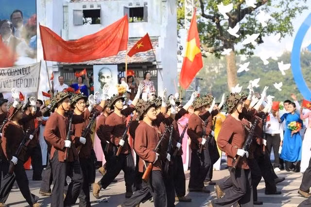 Người dân reo hò, vẫy cờ hoa chào đón đoàn quân về tiếp quản thủ đô
