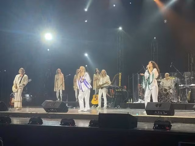Trong phần trình diễn Waterloo, Arrival from Sweden cũng tái hiện quang cảnh chiến thắng cuộc thi Eurovision 1974 nhiều kỷ niệm của nhóm