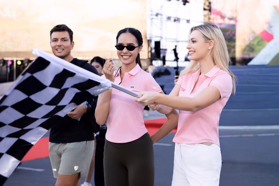 Karolina Bielawsk tham gia Pink Power Run - Chạy bộ thiện nguyện ủng hộ bệnh nhân ung thư vú tại Khánh Hòa. Cô cùng Suchata Chuangsri, Daniel Mejía (từ phải sang) liên tục xuất hiện bên nhau trong các hoạt động của Miss World 2026 tại Việt Nam