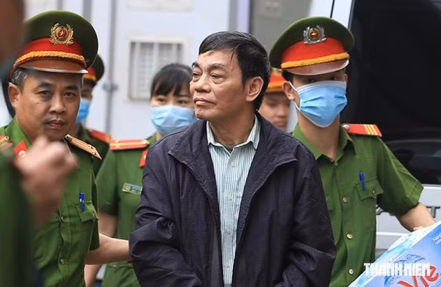 Bị can Mai Văn Tinh được dẫn giải tới phiên tòa trước đó
