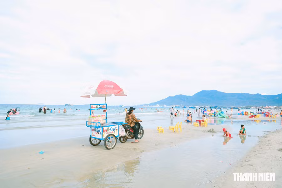 Chiều xuống, tại bãi biển nhịp sống địa phương hòa lẫn với du khách
