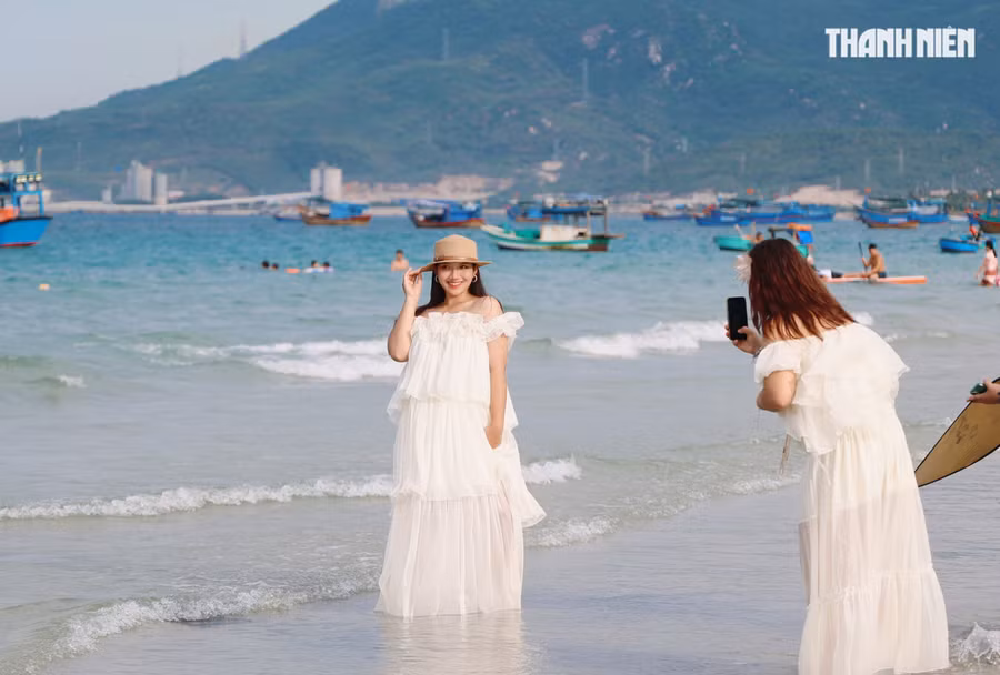 Chị H'Jane, du khách đến từ Đắk Lắk, chia sẻ: "Biển Dốc Lết đẹp kiểu mộc mạc, hoang sơ, chất làng chài ăn đậm trong từng góc ảnh"