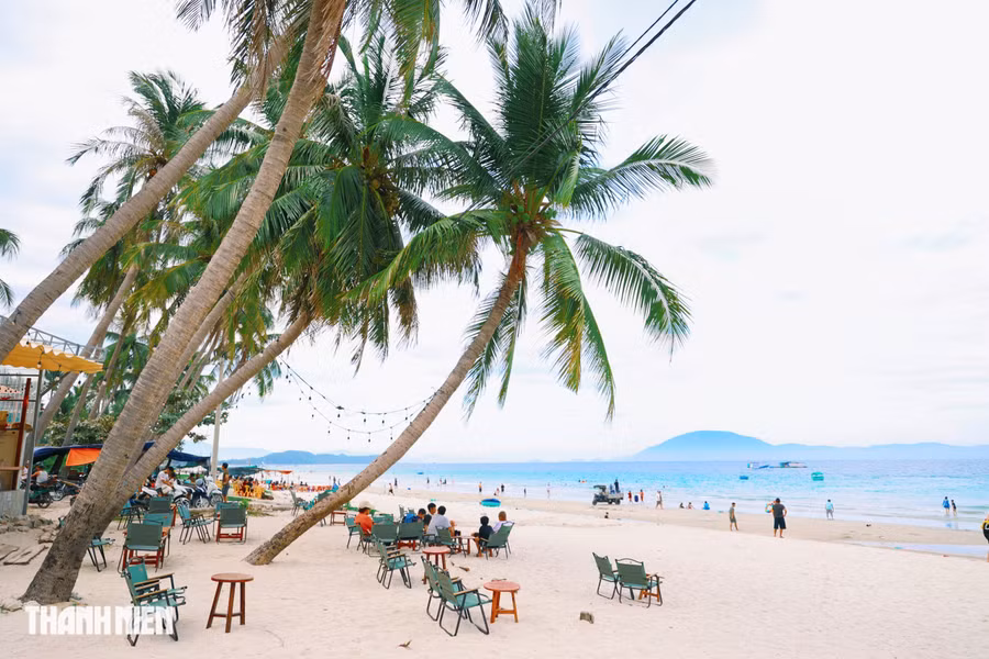 Dốc Lết phù hợp với những ai tìm kiếm một chuyến đi biển đúng nghĩa nghỉ ngơi, ít lịch trình, xa những tổ hợp giải trí ồn ào để trở về với nhịp sống chậm của làng biển