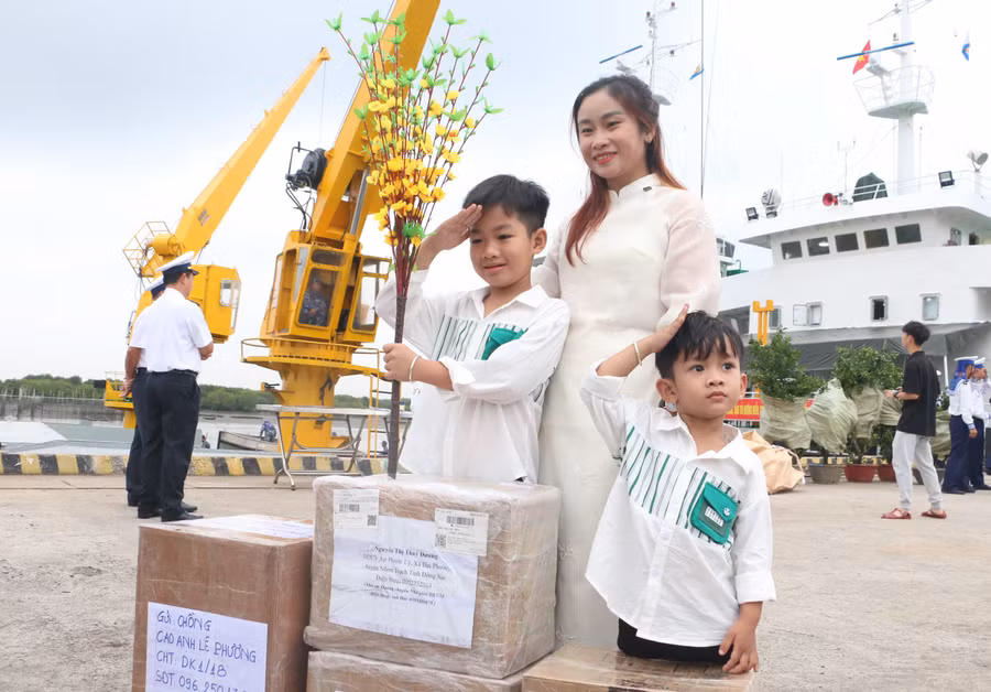 chi-nguyen-thi-thuy-duong-cung-2-con-den-tu-so-den-gui-nhung-phan-qua-la-huong-vi-tet-tinh-cam-cua-gia-dinh-gui-den-nguoi-chong-dang-lam-nhiem-vu-tai-nha-gian-dk1-qt.jpg