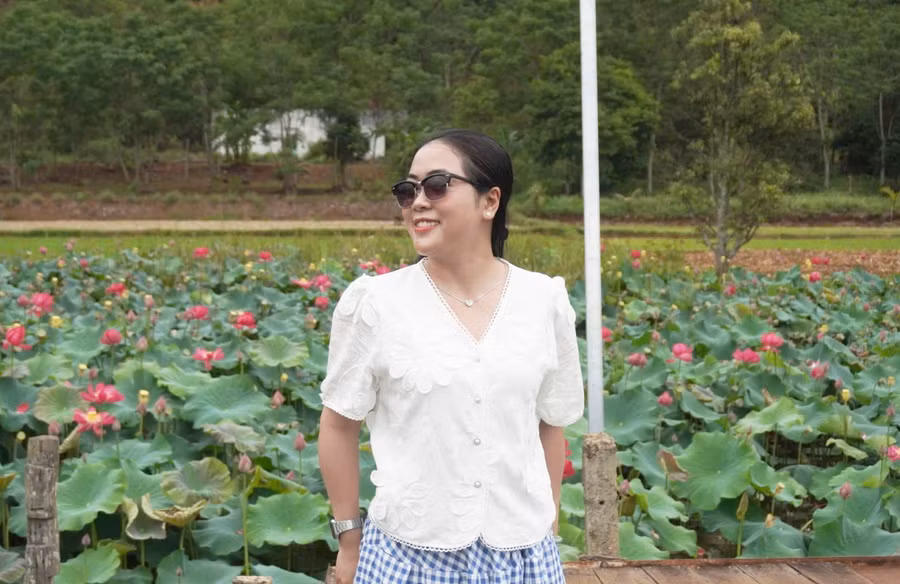 chi-nguyen-do-to-chau-31-duong-wuu-phuong-ia-kring-cung-nhom-ban-vuot-gan-20-km-de-check-in-canh-dong-sen-dang-hottrend-anh-chu-hang.jpg