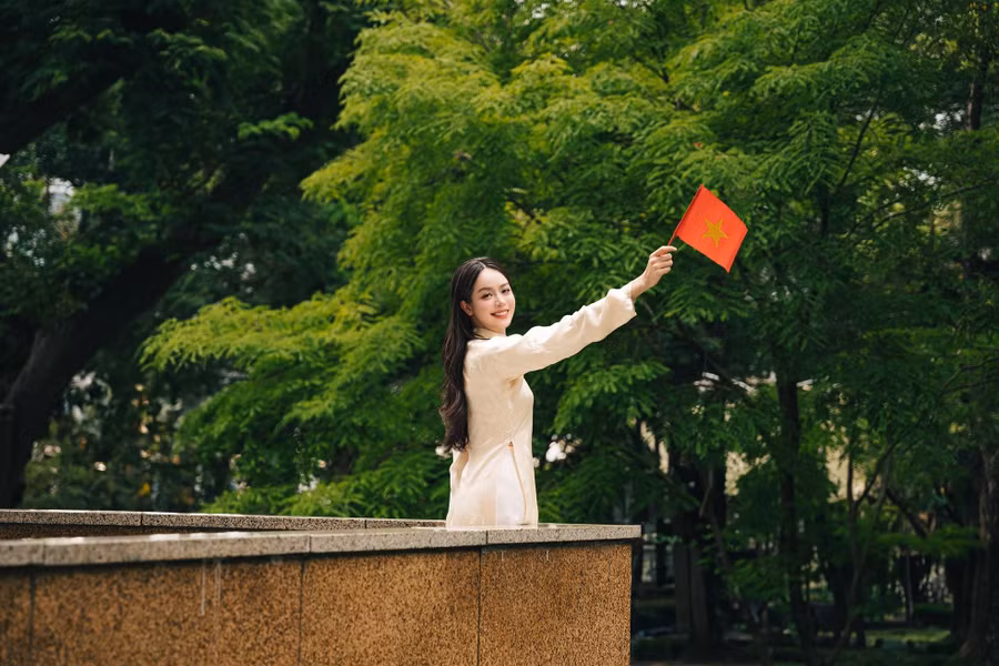 Hoa hậu Thanh Thủy cũng vinh dự đứng trong đội ngũ nghệ sĩ tham gia Lễ diễu binh, diễu hành cấp quốc gia kỷ niệm 50 năm Ngày Giải phóng miền Nam, thống nhất đất nước (30/4/1975-30/4/2025). Những ngày qua, cô và dàn người đẹp nghiêm túc hợp luyện tại Dinh Độc Lập chuẩn bị cho ngày diễu binh chính thức sáng 30/4.
