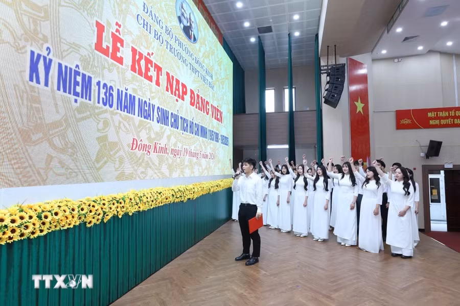 Đảng viên mới tuyên thệ tại Lễ kết nạp. (Ảnh: Anh Tuấn/TTXVN)