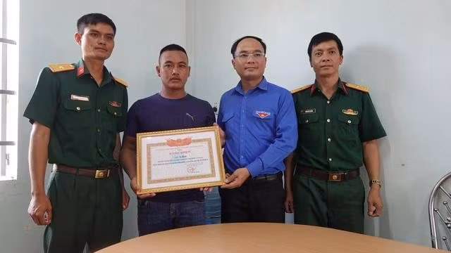 Hội Liên hiệp Thanh niên VN tỉnh Gia Lai trao bằng khen cho A Hải vì có thành tích xuất sắc trong hỗ trợ tìm kiếm, quy tập hài cốt liệt sĩ tại núi Chư Pah