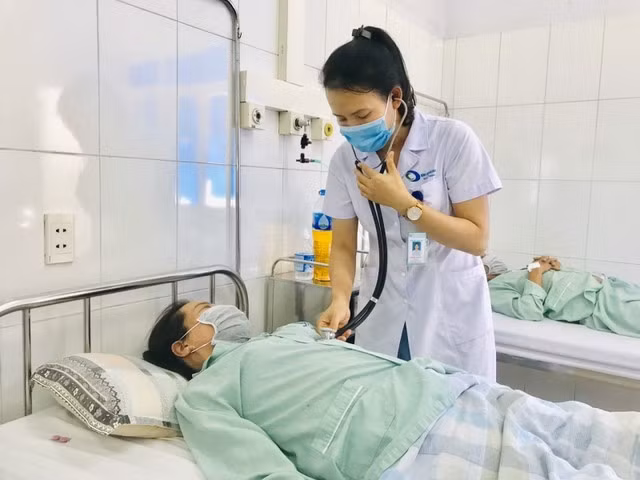 Điều trị bệnh nhân sốt xuất huyết