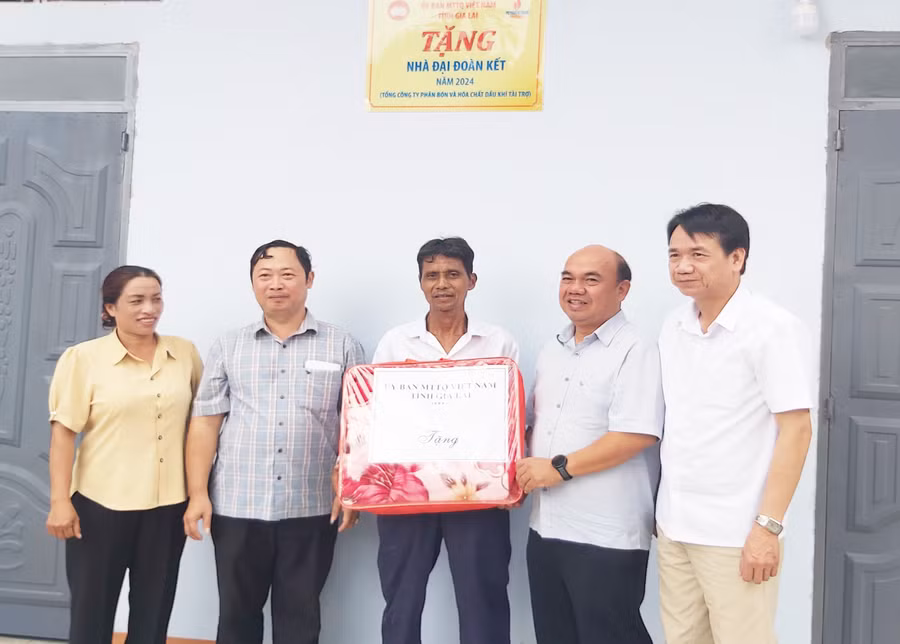 qc-ban-giao-nha-cho-gd-ong-ksor-tim-tdp-9-anh-na.jpg