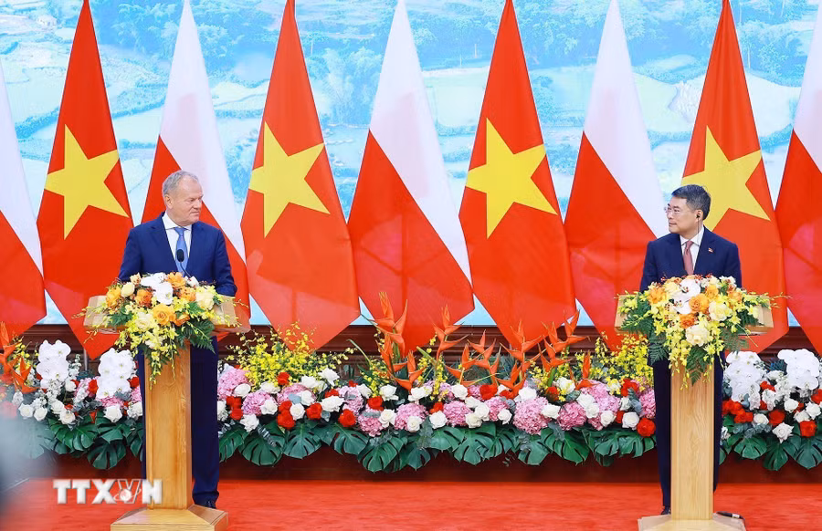 Thủ tướng Lê Minh Hưng và Thủ tướng Cộng hòa Ba Lan Donald Tusk tuyên bố nâng cấp quan hệ Việt Nam-Ba Lan lên Đối tác Chiến lược. Ảnh: Dương Giang/TTXVN