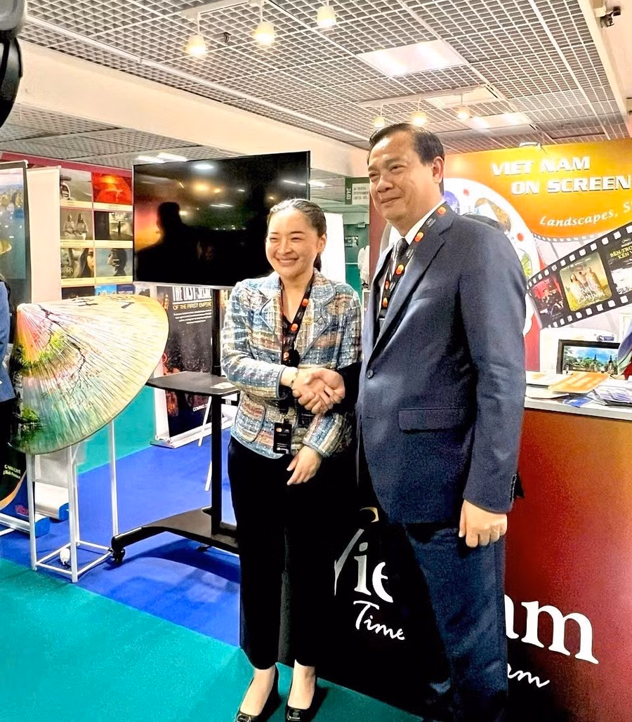 Bộ trưởng Văn hóa Thái Lan Sudawan Wangsuphakijkosol thăm gian hàng Việt Nam tại Liên hoan phim quốc tế Cannes. (Ảnh: Cục Du lịch Quốc gia)