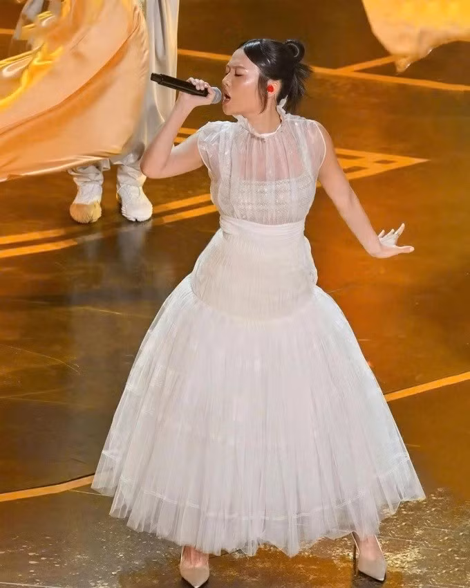 ca-si-rei-ami-dien-dam-cua-nha-thiet-ke-do-long-tai-oscar-2026.jpg
