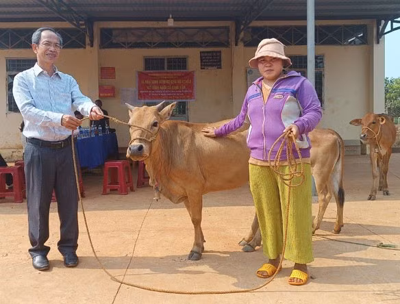 uy-ban-mttq-viet-nam-huyen-tang-bo-cho-ho-ngheo-o-lang-bua-xa-ia-pnon.jpg