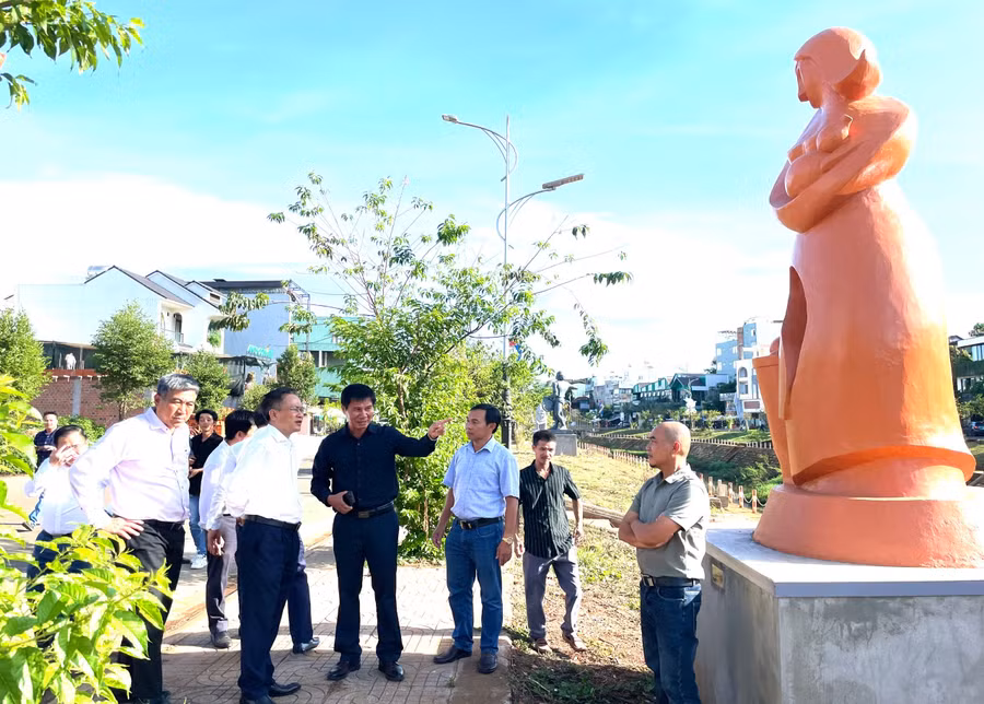 ton-tao-con-duong-nghe-thuat-ben-suoi-hoi-phu.jpg