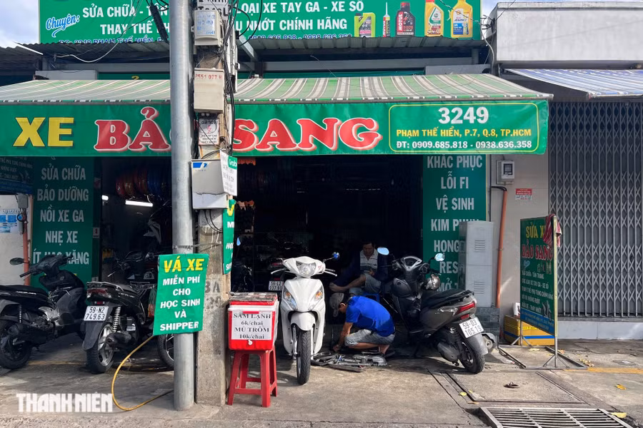 Tiệm của anh Sang mở cửa từ sáng đến khoảng 19 giờ nhưng vẫn sẵn sàng hỗ trợ mọi người khi còn thức