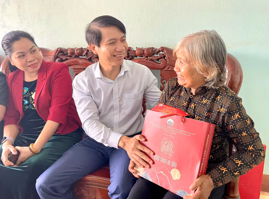 pho-bi-thu-tinh-uy-tham-hoi-anh-hung-llvtnd-kpa-o.jpg