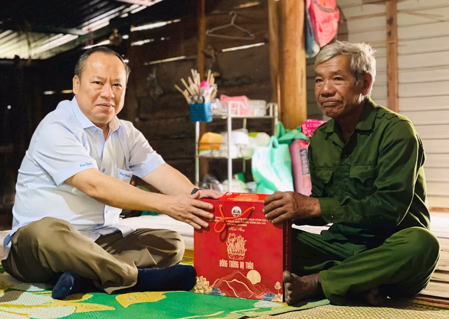 pho-bi-thu-thuong-truc-tinh-uy-chau-ngoc-tuan-bia-trai-tham-tang-qua-benh-binh-dinh-van-klep-ang-dak-hway-xa-dak-to-pang-anh-tran-dung.jpg