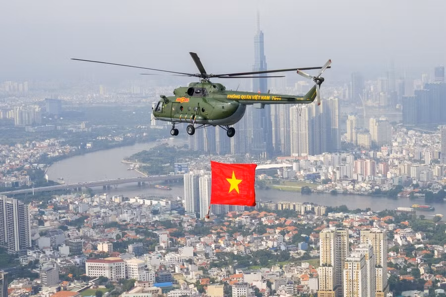 Máy bay trực thăng mang Quốc kỳ Việt Nam bay qua bầu trời TPHCM, tạo điểm nhấn ấn tượng cho lễ diễu binh vào ngày 30-4-2025. Ảnh: HOÀNG HÙNG