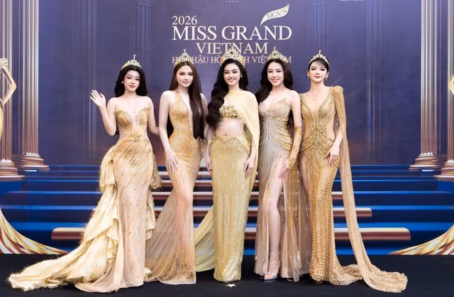 Top 5 Miss Grand Vietnam 2025 (từ trái sang): Phương Anh, Thu Ngân, Hoa hậu Yến Nhi, Thu Trà, Đinh Y Quyên