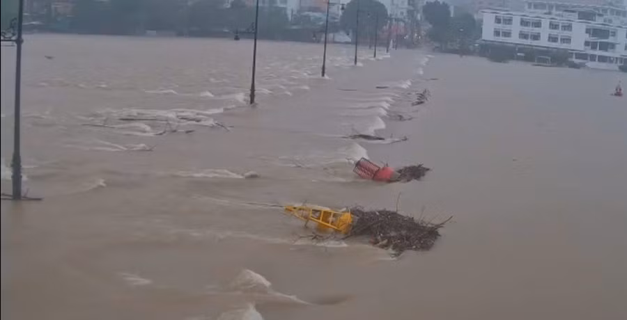 Đập Đá trên sông Hương ở trung tâm TP Huế lúc 7 giờ sáng nay.