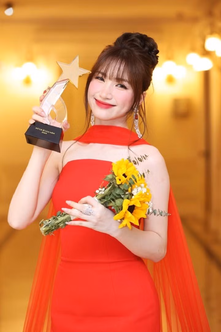 Nhiều khán giả tiếc nuối nhưng cũng có không ít người ủng hộ quyết định không tham gia "Chị đẹp đạp gió" tại Trung Quốc của Hoà Minzy.