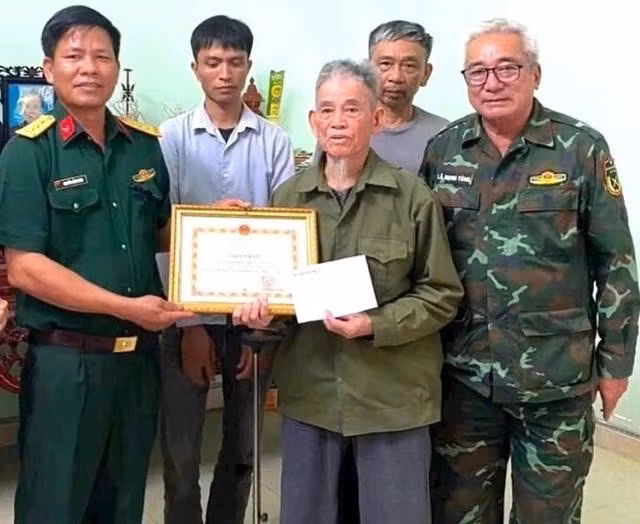 Cựu binh Nguyễn Viết Tuất xúc động trong cuộc hội ngộ với những kỷ vật thời chiến của chính mình sau hơn nửa thế kỷ