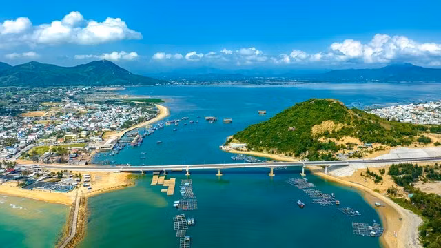 Khu vực đầm Đề Gi, nơi được đề xuất khảo sát địa điểm đầu tư dự án Khu du lịch nghỉ dưỡng - siêu du thuyền Lạc Việt Palmer Johnson Đề Gi
