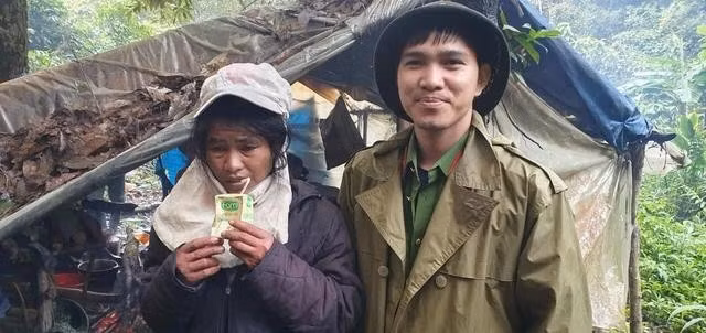Bà Y Kinh được Công an H.Kon Plông tìm thấy sau 5 ngày đi lạc trong rừng