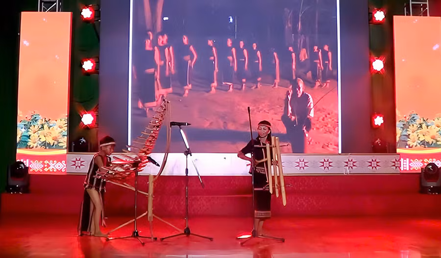 husy-doc-tau-trung-buon-lang-am-no-tai-lien-hoan-tuyen-truyen-luu-dong-tinh-gia-lai-da-mang-nhung-thanh-am-reo-rac-tu-tre-nua-vang-xa-khoi-buon-lang.jpg