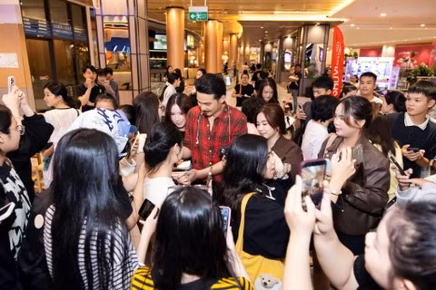 Ê-kíp Trại buôn người tích cực giao lưu với khán giả tại nhiều cụm rạp trên cả nước.