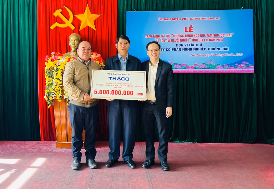 lanh-dao-uy-ban-mttq-viet-nam-tinh-gia-lai-tiep-nhan-nguon-luc-ung-ho-5-ty-dong-tu-cong-ty-co-phan-nong-nghiep-truong-hai.jpg