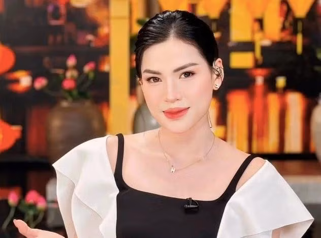 TikToker Võ Hà Linh bị "tố" livestream bán hàng phá giá