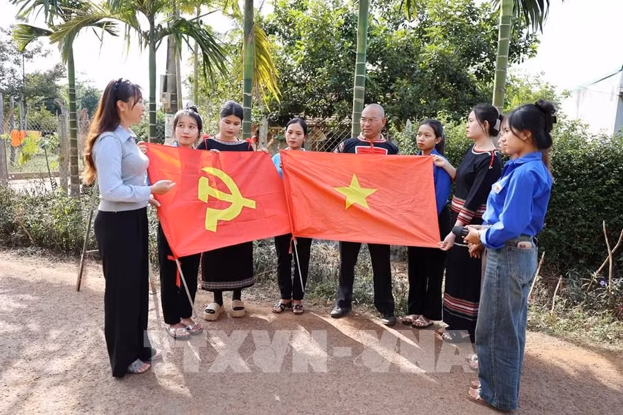 Đảng ủy xã Cư M’gar, huyện Cư M’gar, tỉnh Đắk Lắk cùng buôn trưởng Trăp phổ biến, triển khai mô hình “Đường cờ Tổ quốc” trong hội viên phụ nữ, thanh niên và nhân dân. Ảnh: Hoài Thu – TTXVN