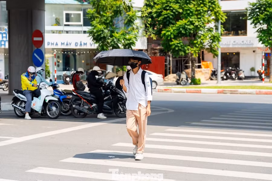 Người dân Hà Nội đối mặt với nắng nóng hiếm gặp vào cuối tháng 9 năm 2026.