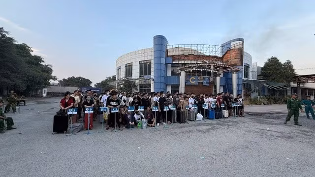 Các lao động làm trong công ty lừa đảo được Campuchia trao trả trong ngày 6.2