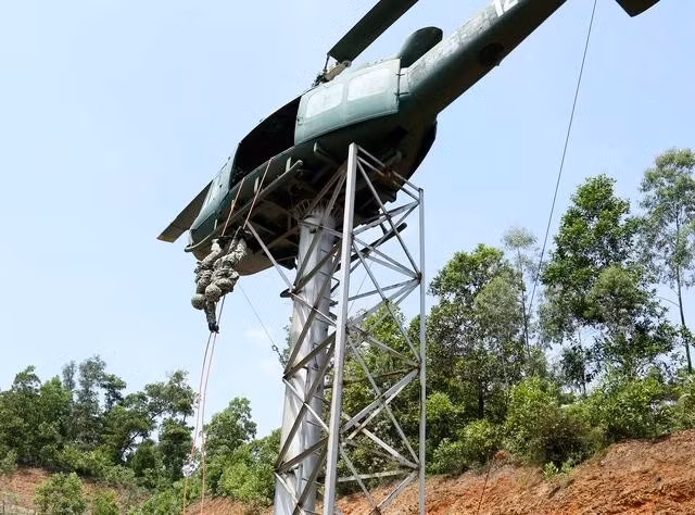 Bộ đội Lữ đoàn Đặc công hải quân 126 thực hiện khoa mục tuột dây từ trên cao, tiếp cận mục tiêu