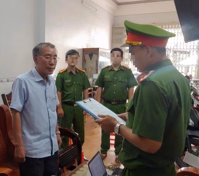 Bị can Tô Quang Phúc nghe đọc lệnh khởi tố bị can