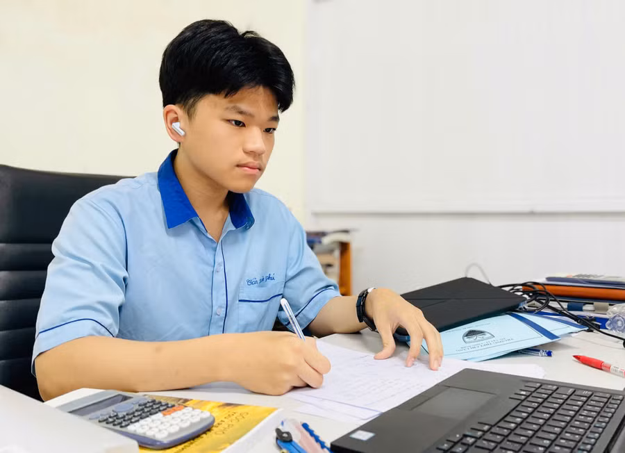 em-tran-xuan-phu-lop-11a7-truong-thpt-chi-lang-tp-pleiku-dat-gai-nhi-mon-vat-ly-tai-ky-thi-chon-hoc-sinh-gioi-quoc-gia-nam-hoc-2024-2025-anh-td.jpg