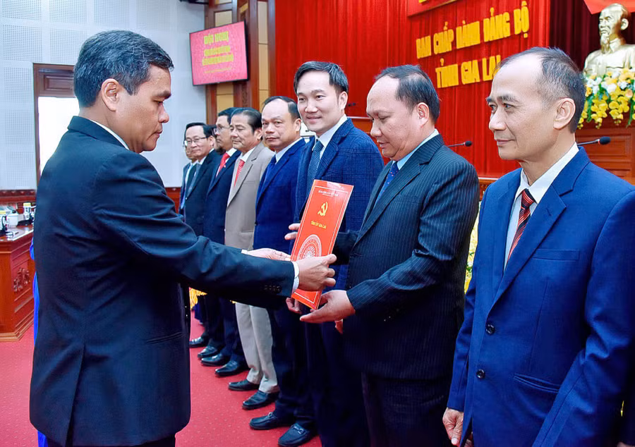 bi-thu-tinh-uy-ho-van-nien-trao-quyet-dinh-thanh-lap-dang-bo-ubnd-tinh-nhiem-ky-2020-2025-anh-dt.jpg