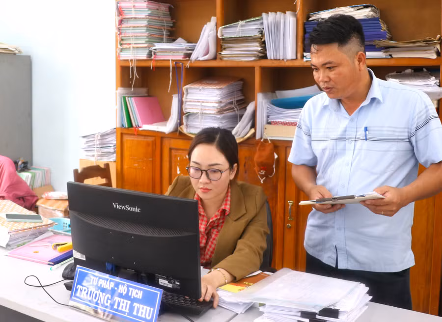 ong-nguyen-van-tuan-pho-chu-tich-ubnd-thi-tran-kong-chro-don-doc-cong-chuc-tu-phap-ho-tich-ra-soat-nhap-thong-tin-hoan-thanh-cong-tac-so-hoa-ho-tich-tren-dia-ban-anh-ngoc-minh.jpg